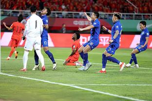 这犯规，吓人？马来西亚球员脚踢徐彬头部，后者缠上绷带！
